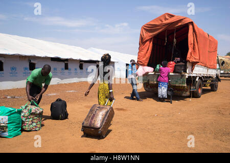 Sur le Soudan du Sud - l'Ouganda de pensionnaires. Assurance de réfugiés du Soudan du Sud chargé sur un camion du HCR, la position d'un camp de réfugiés. Banque D'Images