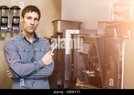 L'homme va réparer machine à café Banque D'Images