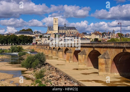 Im Burgund - Nevers Nevers en Bourgogne, de la cathédrale et de la Loire, France Banque D'Images