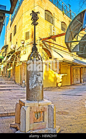 La vieille fontaine d'eau potable sur le carrefour de Souq Aftimos, Jérusalem, Israël. Banque D'Images