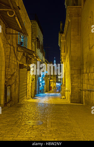 La célèbre parmi les pèlerins et les touristes Via Dolorosa street est complètement vide en soirée, Jérusalem, Israël. Banque D'Images