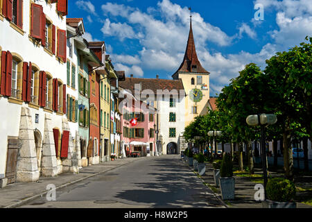 Les maisons aux couleurs vives, place du village, tour nord avec l'horloge, Le Landeron centre historique, Neuchâtel Canton, Suisse Banque D'Images