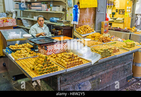 L'indifférent merchant attend que le clients avec la large gamme de bonbons dans l'Est du marché Mahane Yehuda Banque D'Images