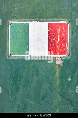 Drapeau Italien sur rusty old enamel sign Banque D'Images