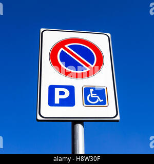 Parking Handicap seul signe pour conducteurs handicapés Banque D'Images