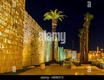 La rue vide, conduisant le long des remparts de la porte de Jaffa de Jérusalem, Israël. Banque D'Images