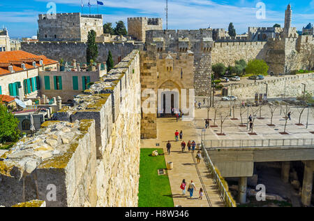 La vue sur la porte de Jaffa et David's forteresse des remparts de la ville haute Banque D'Images