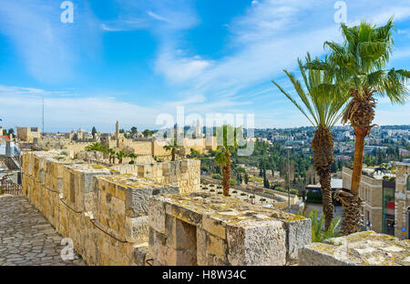 La ville médiévale de nos jours sert de la promenade touristique, avec vue sur les vieux quartiers, Israël. Banque D'Images