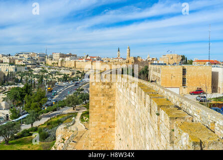 L'Bonei Yerushalayim jardin situé au pied de l'immense ville murs de Jérusalem, Israël. Banque D'Images