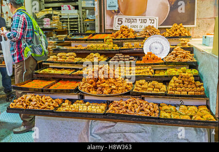 Les étals du marché Mahane Yehuda baklava offre, doigts, et autres douceurs locales lokum Banque D'Images