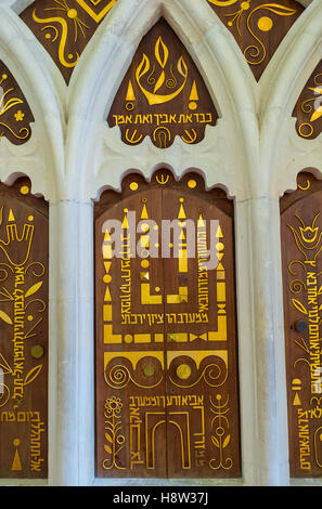 La décoration d'or de l'arche sacrée dans la Synagogue Yohanan ben Zakkaï, un des quatre synagogues séfarades complex Banque D'Images