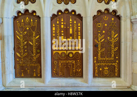 L'arche en bois, une armoire-comme pièce de mobilier, qui abrite les rouleaux de la Torah dans la Synagogue Yohanan ben Zakkaï Banque D'Images