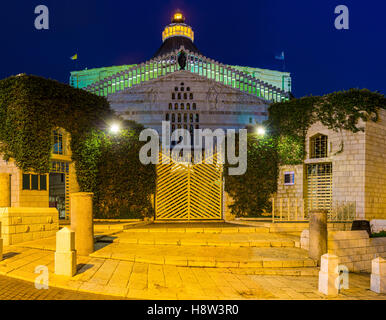 La belle l'allumage du principal point de repère de la ville, la basilique de l'Annonciation à Nazareth, Israël. Banque D'Images