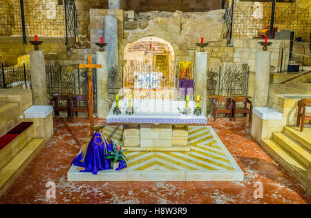 La grotte de l'annonciation avec l'autel dans le niveau inférieur de la basilique de l'Annonciation Banque D'Images
