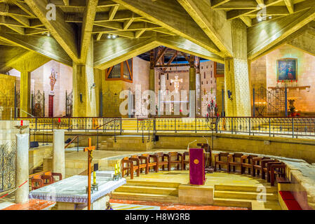 L'autel de la grotte de l'Annonciation à l'étage inférieur de la basilique de l'Annonciation Banque D'Images