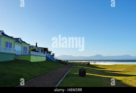 L'Afrique du Sud, les maisons sur la plage de Mossel Bay, la ville portuaire sur le cap du Sud, le long de la Garden Route Banque D'Images