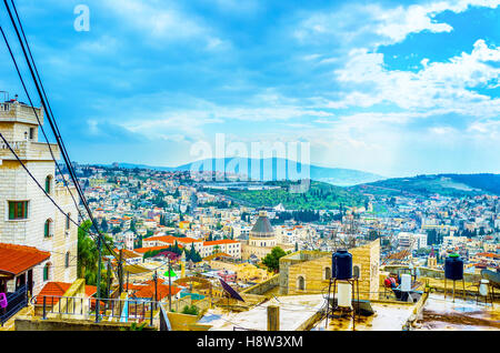 La vue sur la partie centrale de la Nazareth avec son principal monument basilique de l'Annonciation, Israël. Banque D'Images