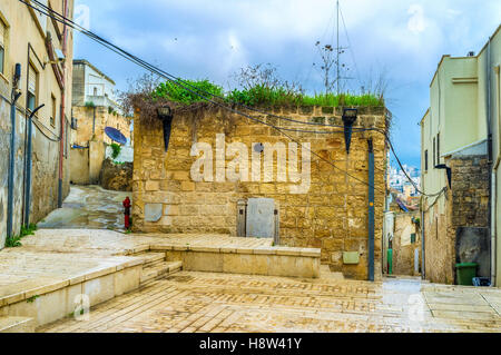 La vieille maison abandonnée située au milieu d'un quartier résidentiel dans la vieille ville, Nazaret, Israël. Banque D'Images