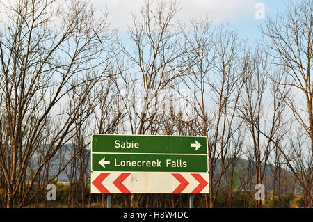 Afrique du Sud : le panneau de signalisation à Lone Creek Falls, une chute d'eau près de la ville de Sabie forestiers dans la province du Mpumalanga Banque D'Images