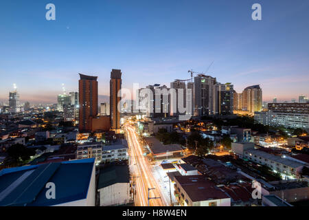 La région métropolitaine de Manille, Cubao Skyline. Cubaois sud de Diliman est une importante zone commerciale. Banque D'Images