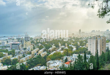 Le ciel nuageux et la brume légère sur Haïfa en début de matinée, en Israël. Banque D'Images