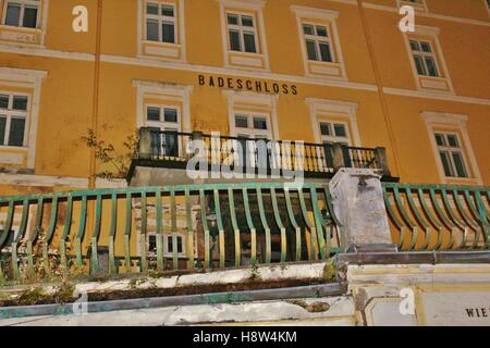 Hôtel Badeschloss la santé en décomposition dans le centre de Bad Gastein, par nuit. Salzbourg, Autriche, Europe. Banque D'Images