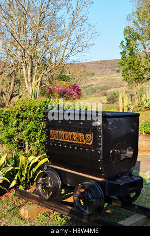 L'Afrique du Sud, Mpumalanga : panier pour l'or sur un rail à Pilgrim's Rest, le second du Transvaal gold fields attirer une ruée de prospecteurs en 1873 Banque D'Images