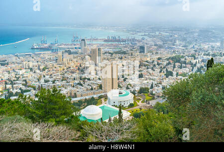 La vue aérienne sur la ville de Haïfa, ses quartiers modernes et port industriel, Israël. Banque D'Images