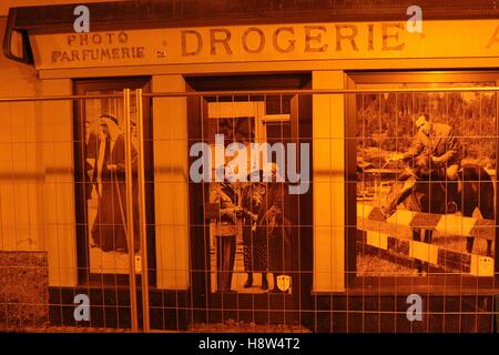 Gloire perdue à Bad Gastein, Autriche : Photos de l'ancien célèbre réduite dans les fenêtres d'un splendide une fois et maintenant hôtel en décomposition. Banque D'Images