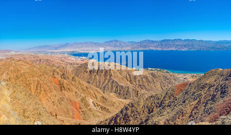 La vue panoramique sur le golfe d'Aqaba de la pointe des Zefahot Mont, Eilat, Israël. Banque D'Images