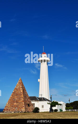 Port Elizabeth, Afrique du Sud : vue de la pyramide érigée en 1829 par Sir Rufane Donkin et le phare construit en 1861 Banque D'Images