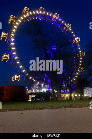 Vienne, Autriche - 31 décembre 2016 : Vue de nuit grande viennois en parc d'attractions Prater, Autriche Banque D'Images