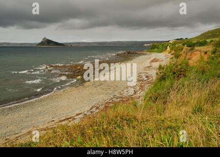 Sombres nuages sur St Michael's Mount, vu de Trenow Cove. Banque D'Images