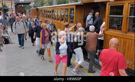 Les touristes pressés à bord du train de Soller à Palma de Majorque Banque D'Images