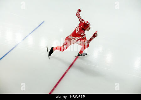 L'homme de commencer le patineur de vitesse de l'athlète au cours de tasse en patinage de vitesse Banque D'Images