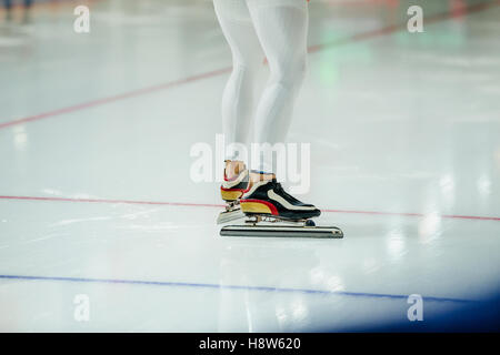 La patineuse de vitesse homme prêt pour ligne de départ de la race en patinage de vitesse Banque D'Images
