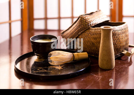 Réglage de la cérémonie japonaise du thé , thé matcha, poudre et ustensiles Banque D'Images