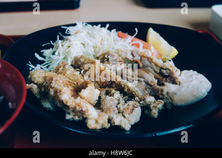 Japanese Style plat : Salade de poulet frit et la soupe Miso dans retro hipster filtre effet stylisé Banque D'Images