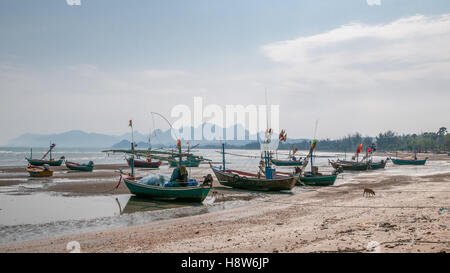 Village de pêcheurs sur une plage au sud de Hua Hin, Thaïlande Banque D'Images