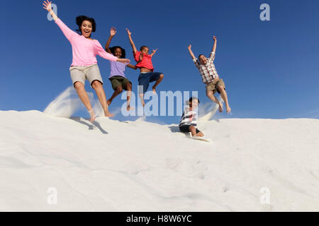 S'amuser en famille dans le sable Banque D'Images