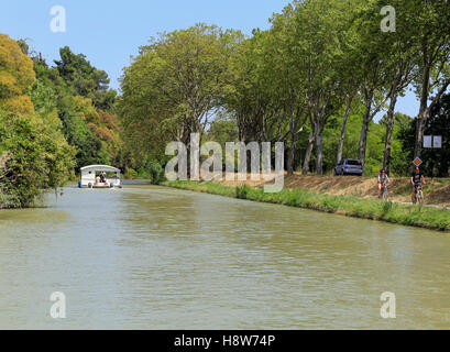 Navigation de plaisance sur le Canal du Midi, Carcassonne, France Banque D'Images
