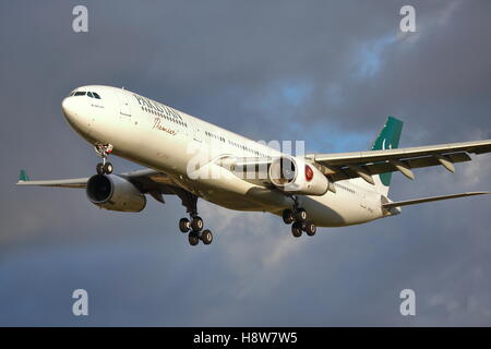 Pakistan International Airlines Airbus A330-300 4R-ALN arrivant à l'aéroport Heathrow de Londres, UK Banque D'Images