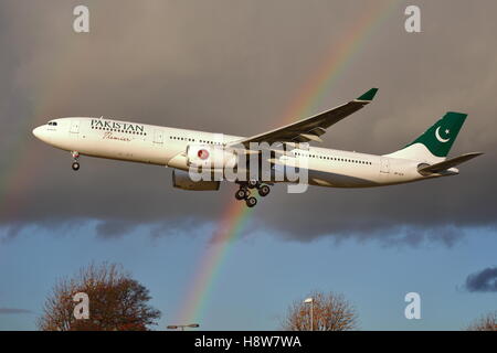 Pakistan International Airlines Airbus A330-300 4R-ALN arrivant à l'aéroport Heathrow de Londres, UK Banque D'Images