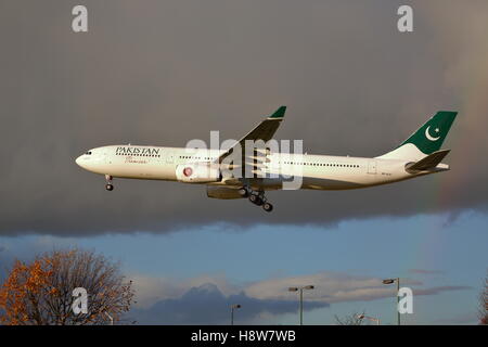 Pakistan International Airlines Airbus A330-300 4R-ALN arrivant à l'aéroport Heathrow de Londres, UK Banque D'Images