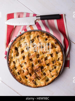 Fresh baked apple pie sur tableau blanc Banque D'Images