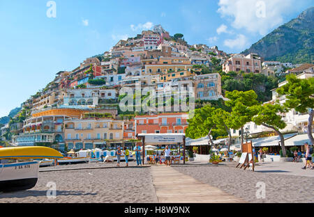 Le villas colorés de la vieille ville est très belle à la plage centrale Marina Grande, le meilleur endroit pour se détendre et nager, Positano Banque D'Images