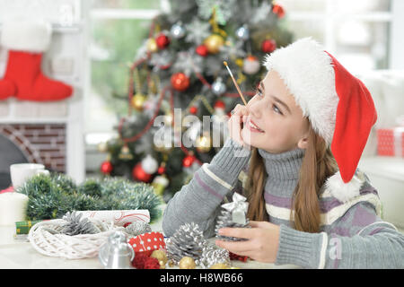 Girl in Santa hat Banque D'Images