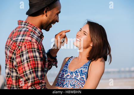 Happy young couple rire et s'amuser en plein air Banque D'Images