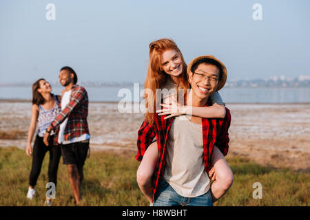 Deux jeunes couples multiethniques heureux de s'amuser en plein air Banque D'Images