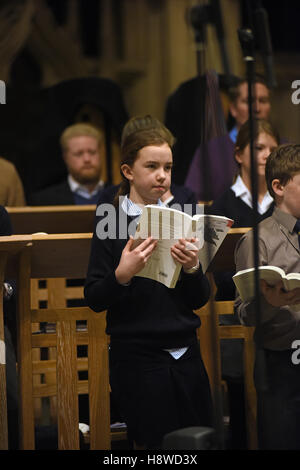 Les choristes menés par choeur à une session d'enregistrement pour une production CD commercial. Wells Cathedral Choir. Banque D'Images